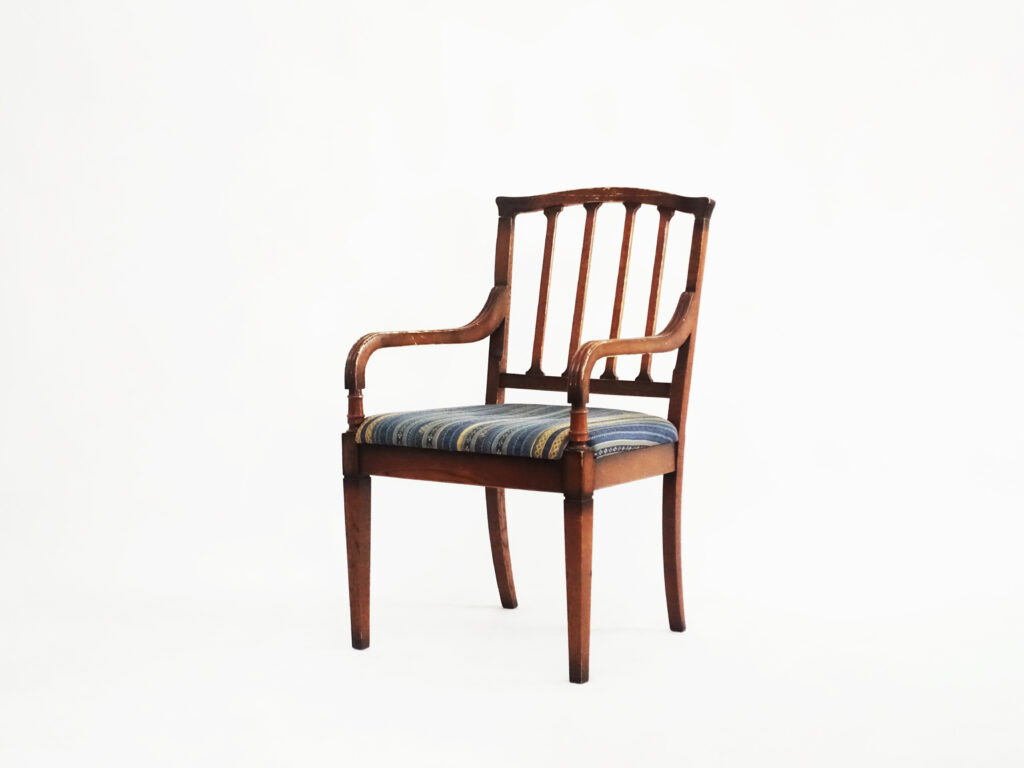 alt="アームチェア張替え・塗装"