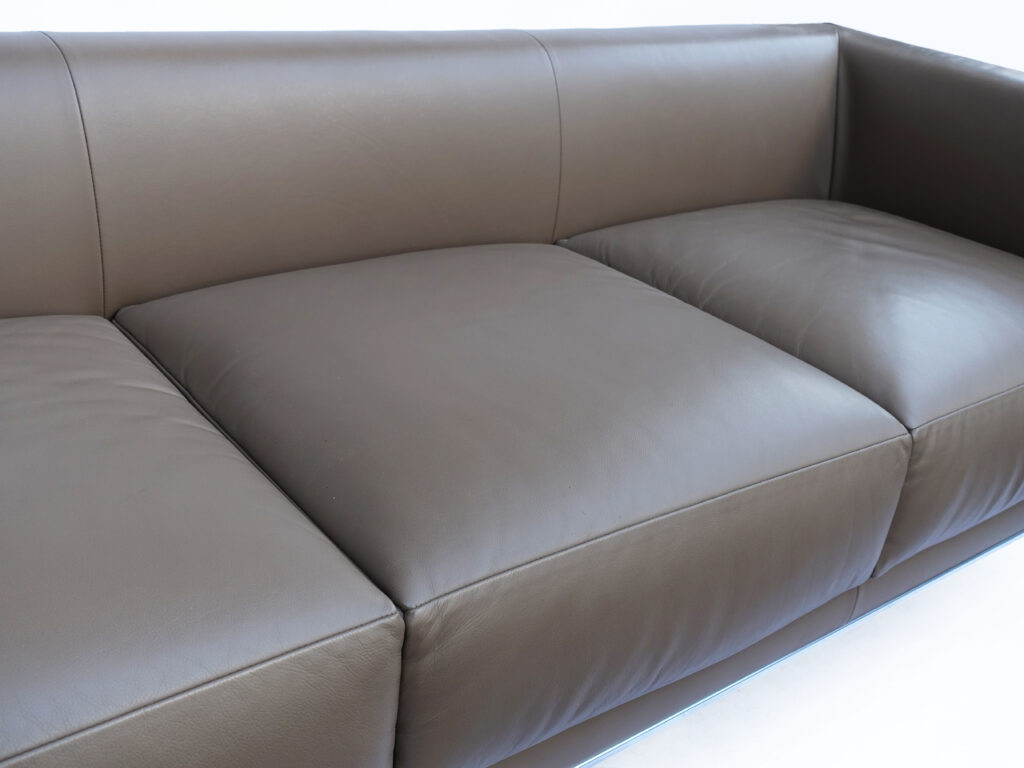 alt="Cassina（カッシーナ）GRAB largeグラブ ラージ 1P・3Pソファ張替え"
