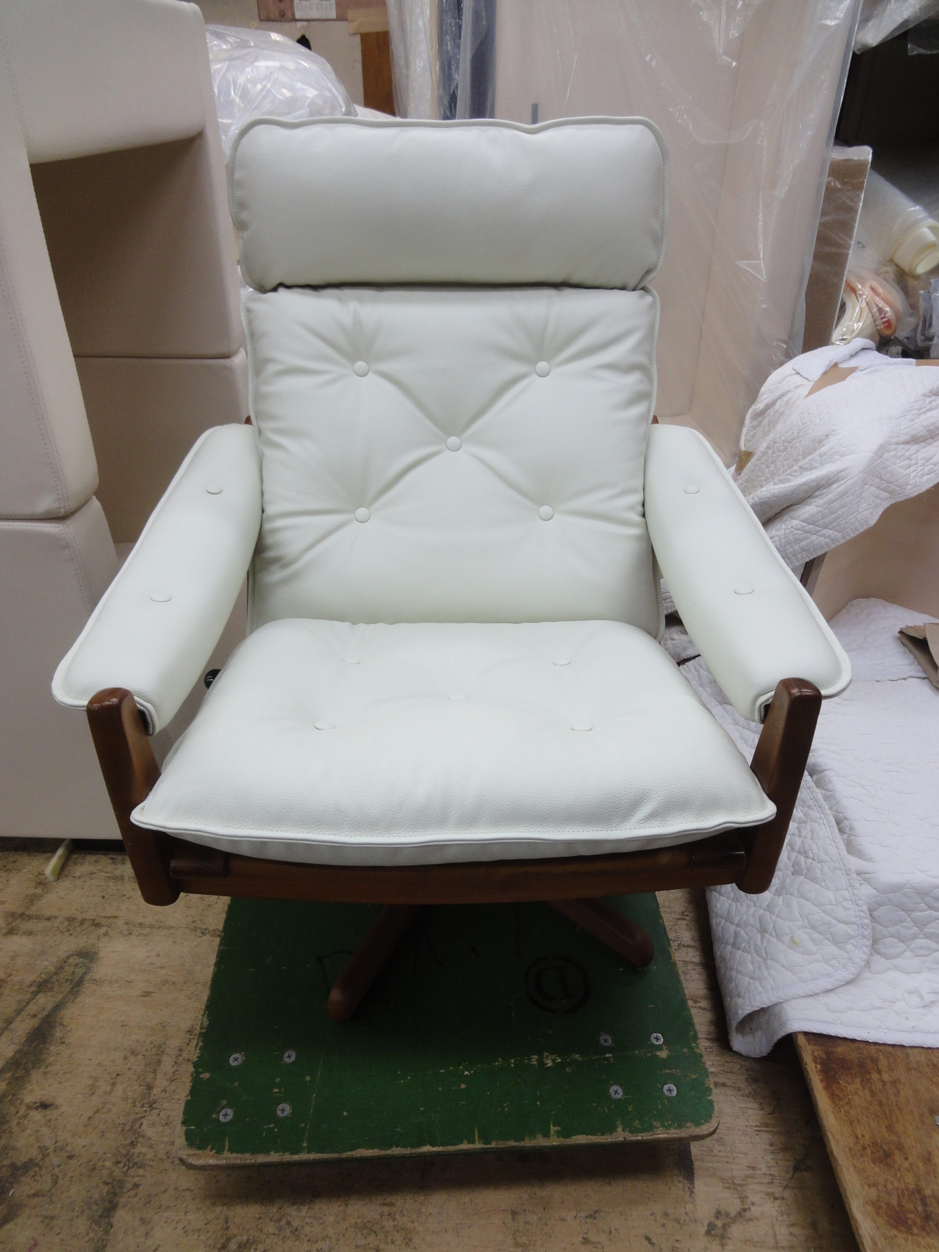 alt="一人掛けソファの張替え"