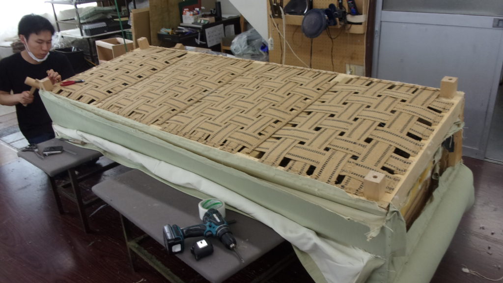 alt="A Rudin（エールーディン）のソファの張替え"