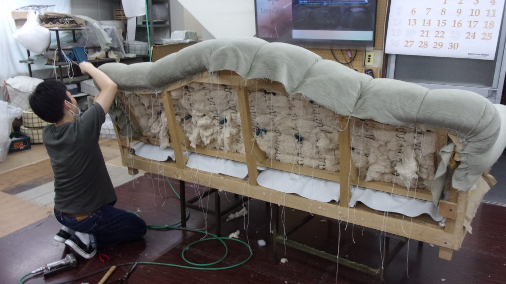 alt="A Rudin（エールーディン）のソファの張替え"