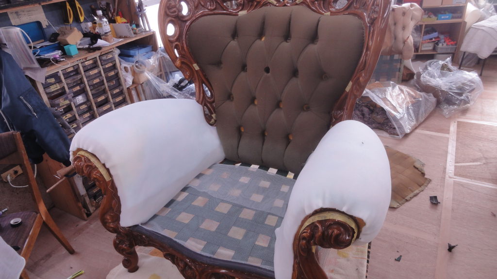 alt="イタリア製ＣＩＡＣ社ロココ調1人掛けソファ張替え"