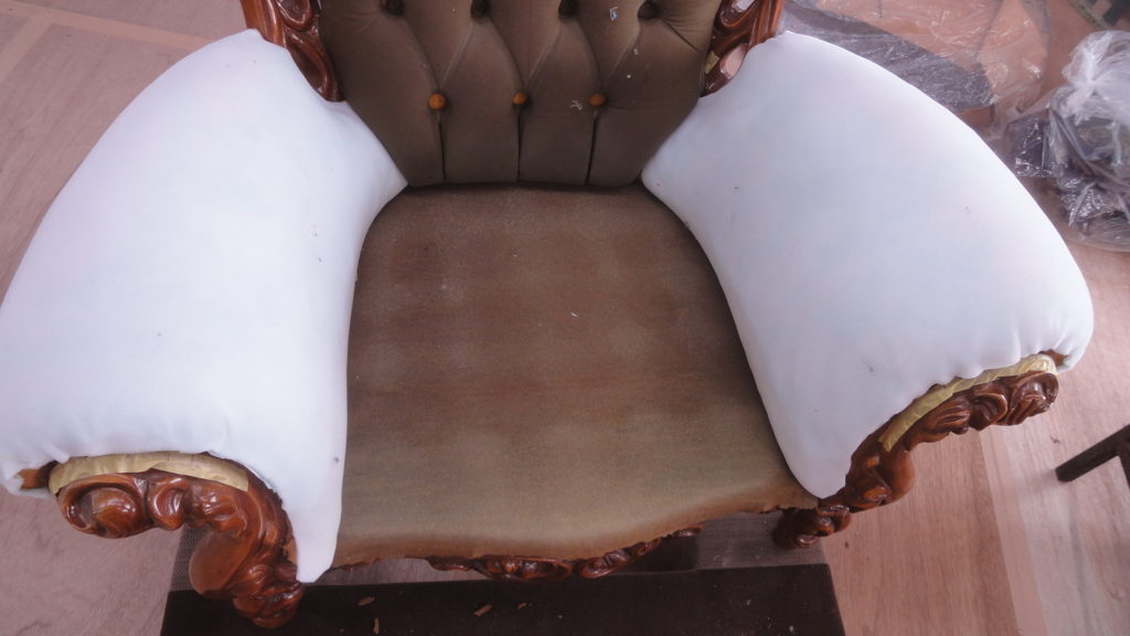 alt="イタリア製ＣＩＡＣ社ロココ調1人掛けソファ張替え"