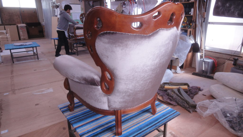 alt="イタリア製ＣＩＡＣ社ロココ調1人掛けソファ張替え"