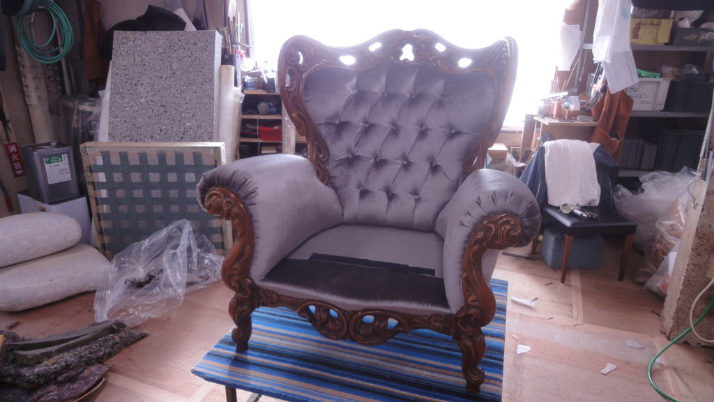 alt="イタリア製ＣＩＡＣ社ロココ調1人掛けソファ張替え"