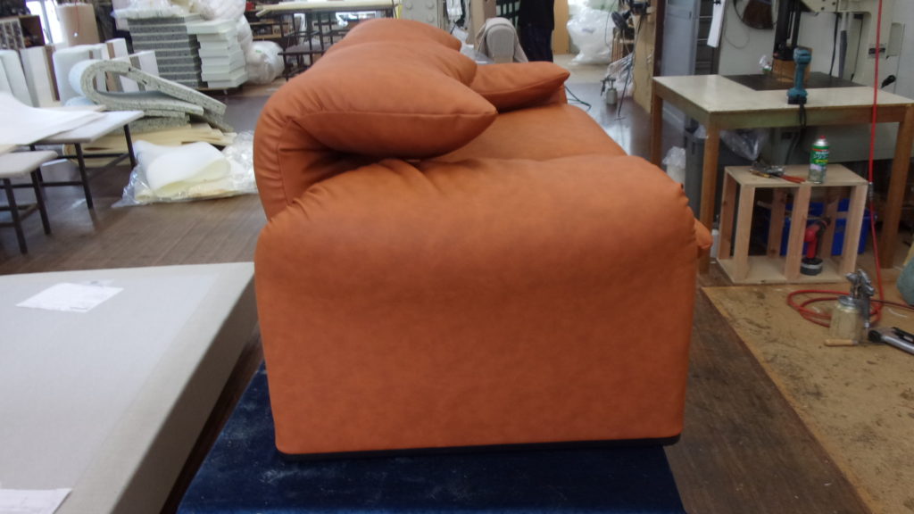 alt="Cassina（カッシーナ）のMARALUNGA（マラルンガ）ソファの張替え"