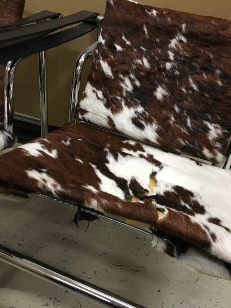 alt="ル・コルビジェ LC1 スリングチェア ポニースキン イタリア製の張替え"