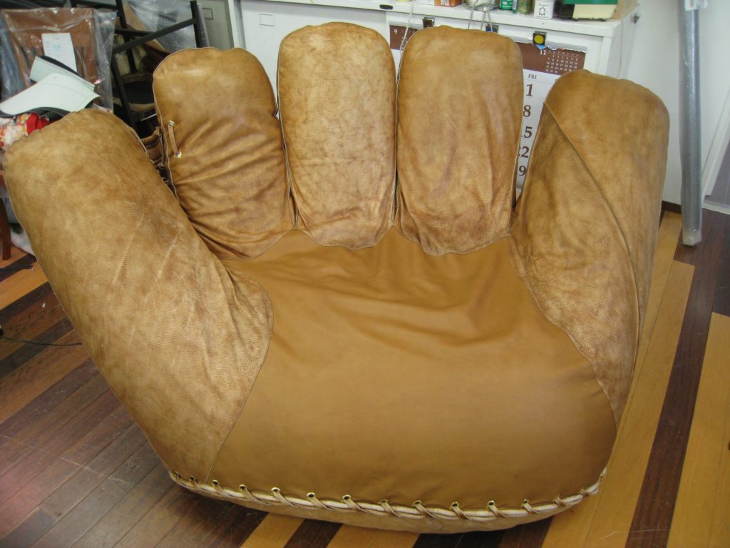 alt="希少な芸術家のソファの修繕"