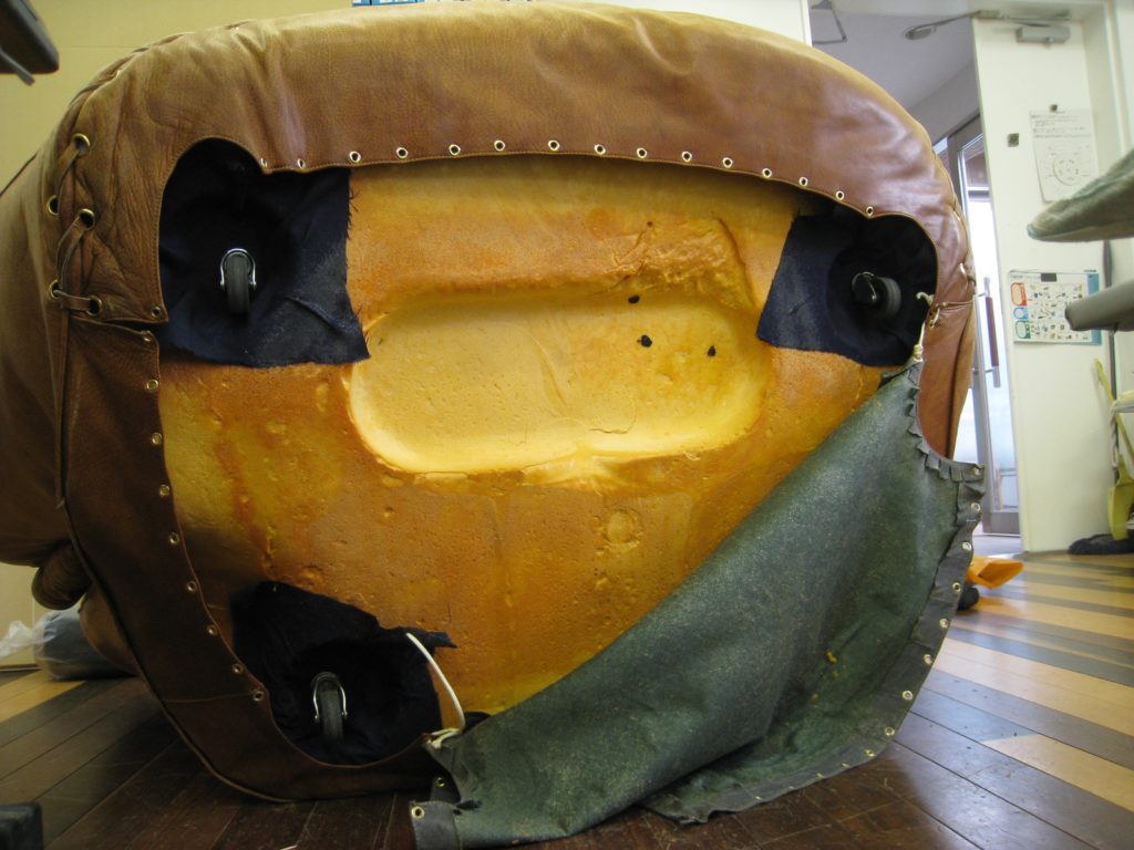 alt="希少な芸術家のソファの修繕"