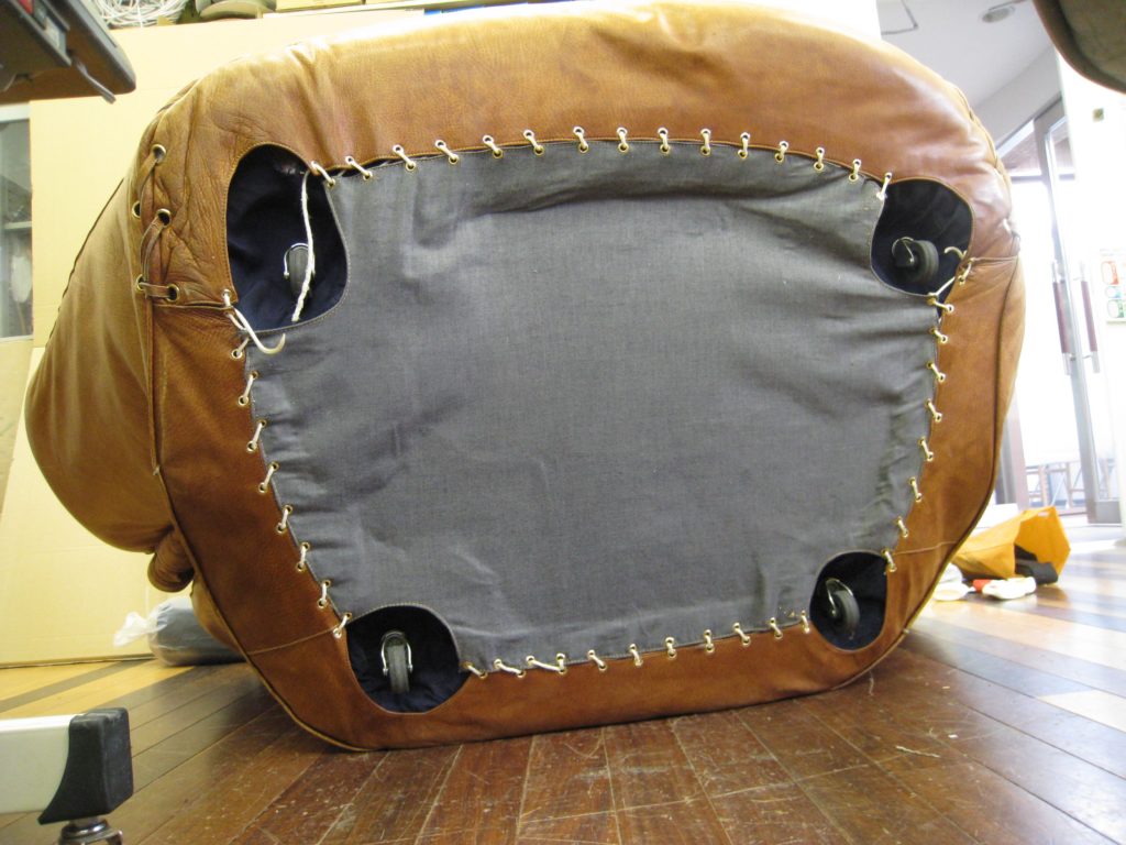 alt="希少な芸術家のソファの修繕"