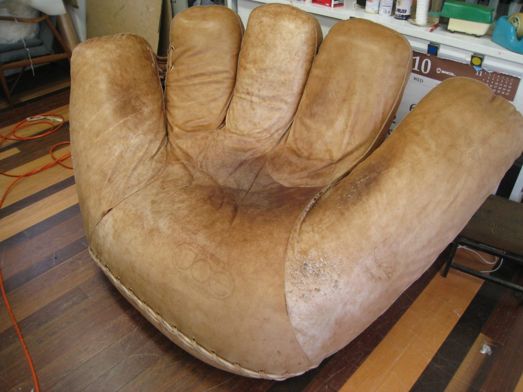 alt="希少な芸術家のソファの修繕"