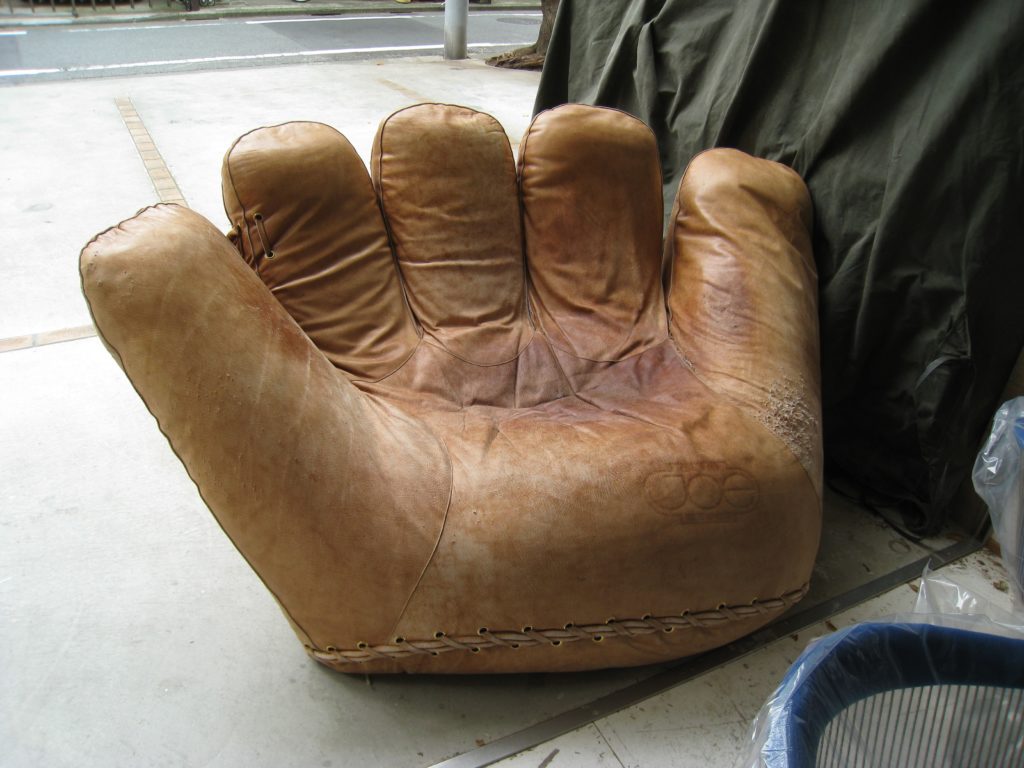 alt="希少な芸術家のソファの修繕"