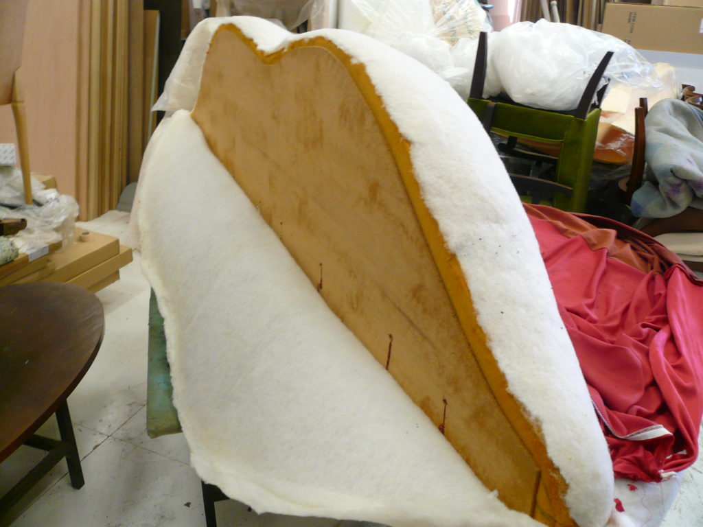 alt="希少な芸術家のソファの修繕"