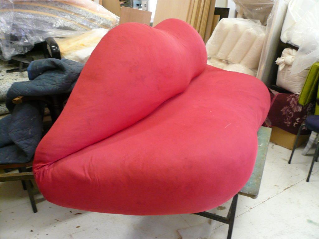 alt="希少な芸術家のソファの修繕"