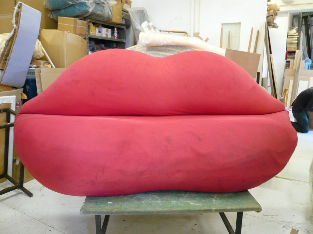 alt="希少な芸術家のソファの修繕"