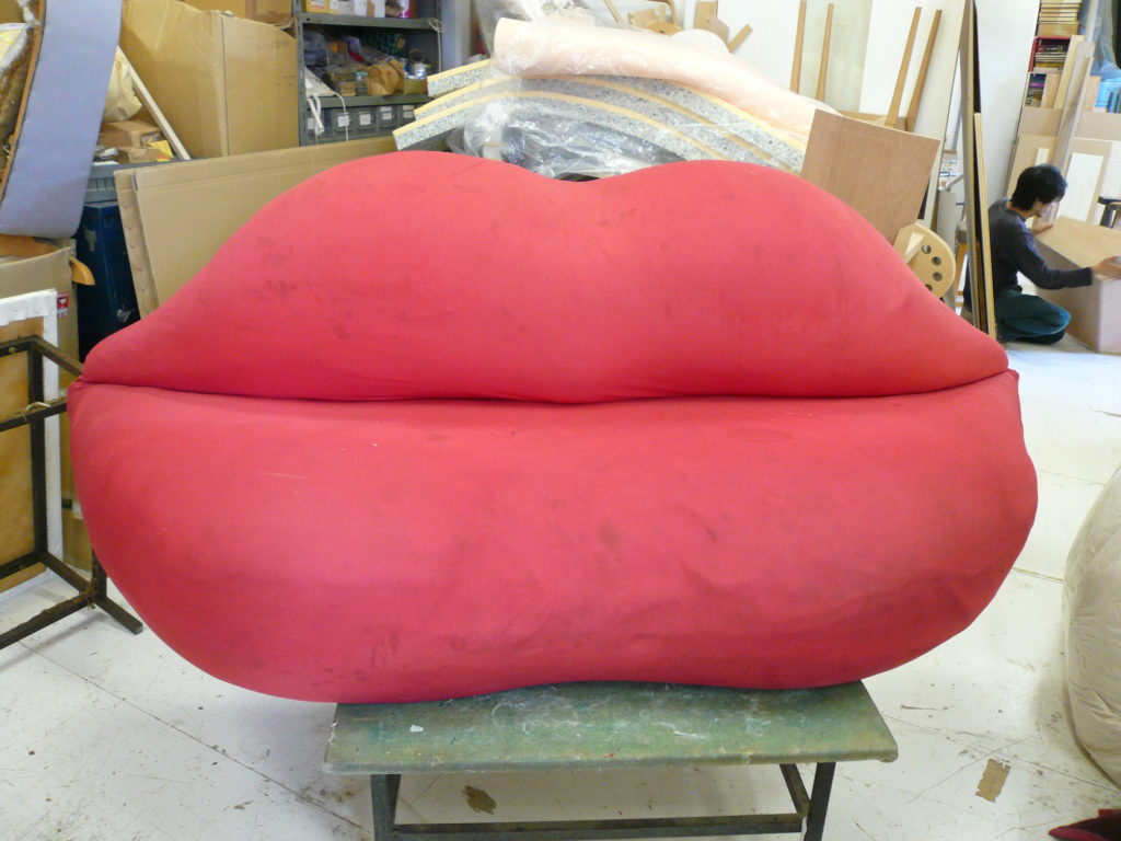 alt="希少な芸術家のソファの修繕"