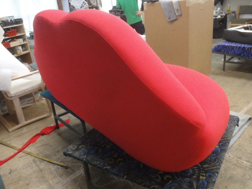 alt="希少な芸術家のソファの修繕"