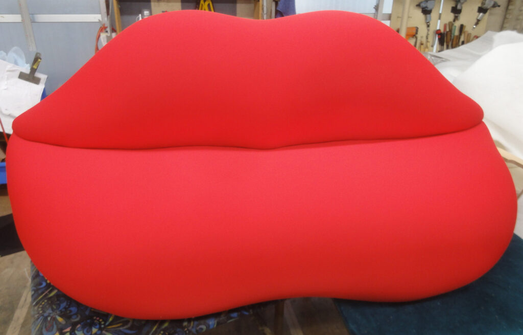 alt="希少な芸術家のソファの修繕"