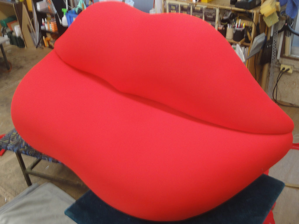 alt="希少な芸術家のソファの修繕"