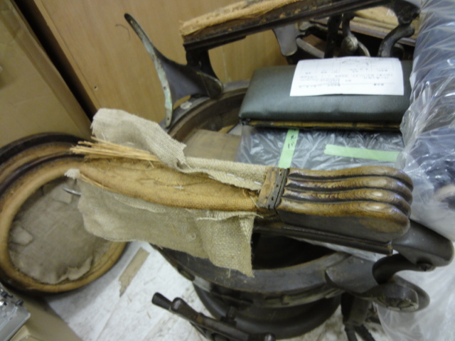 alt="昭和戦前の「ハイドリック理容椅子」"