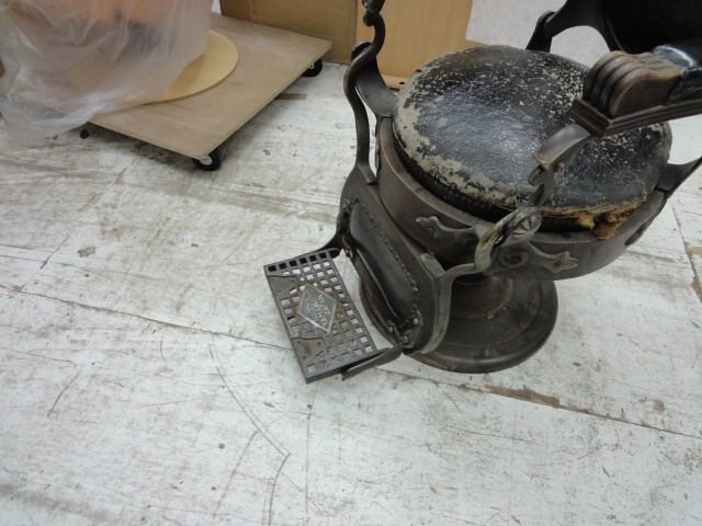 alt="昭和戦前の「ハイドリック理容椅子」"