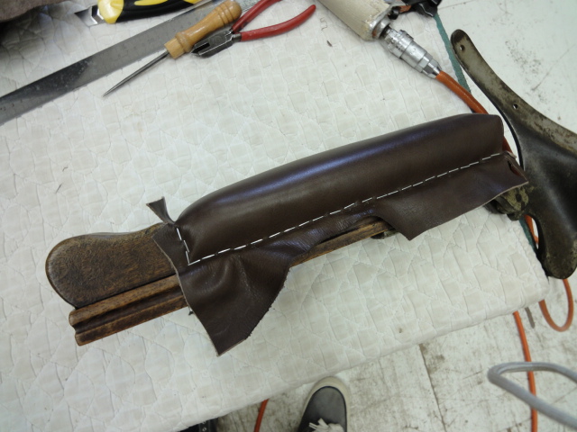 alt="昭和戦前の「ハイドリック理容椅子」"