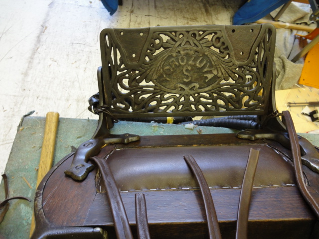 alt="昭和戦前の「ハイドリック理容椅子」"