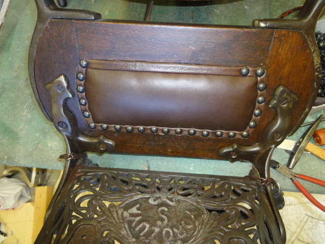 alt="昭和戦前の「ハイドリック理容椅子」"