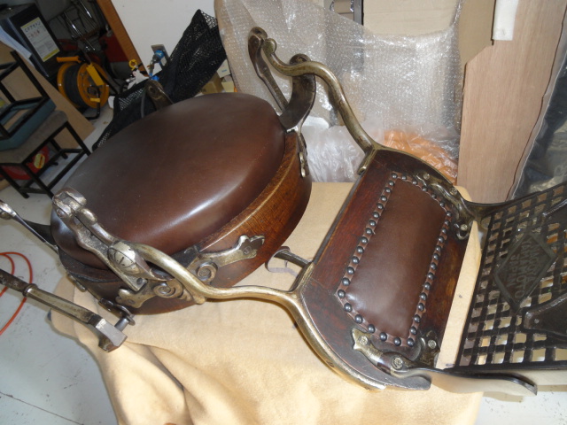 alt="昭和戦前の「ハイドリック理容椅子」"