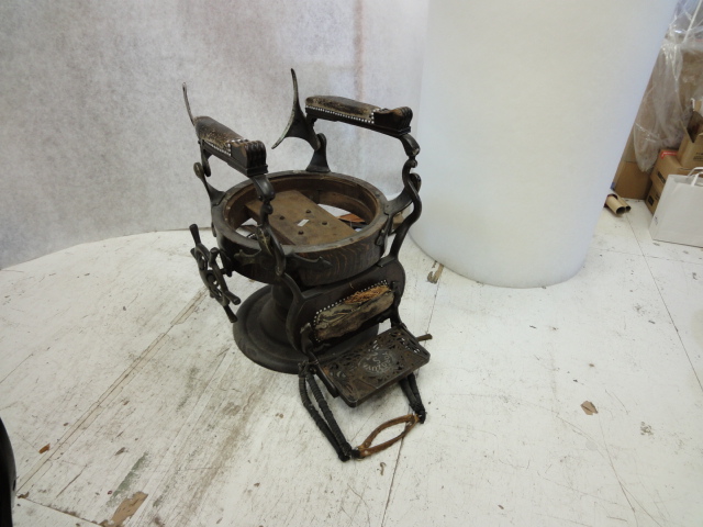 alt="昭和戦前の「ハイドリック理容椅子」"