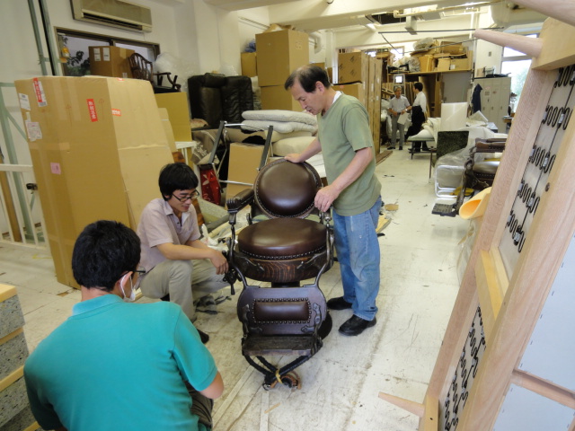 alt="昭和戦前の「ハイドリック理容椅子」"