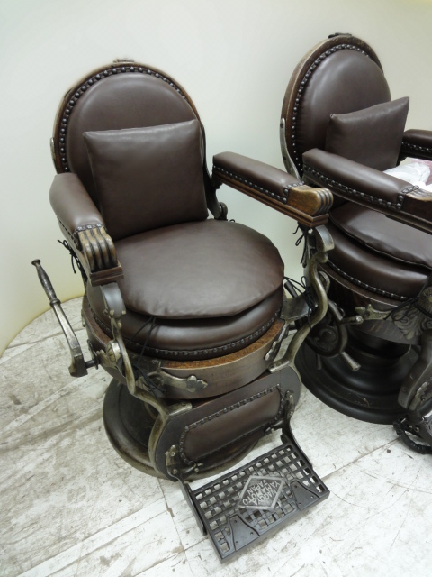 alt="昭和戦前の「ハイドリック理容椅子」"