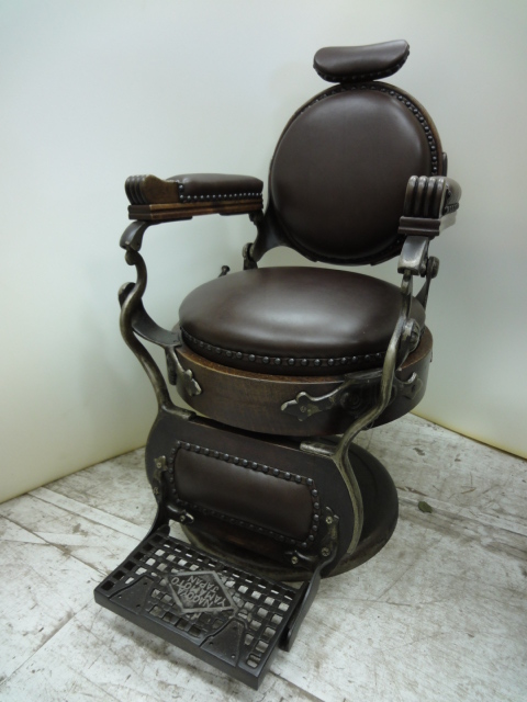 alt="昭和戦前の「ハイドリック理容椅子」"