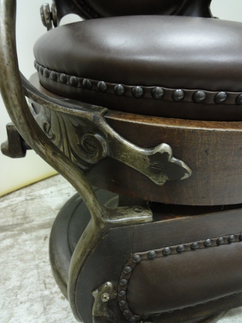 alt="昭和戦前の「ハイドリック理容椅子」"