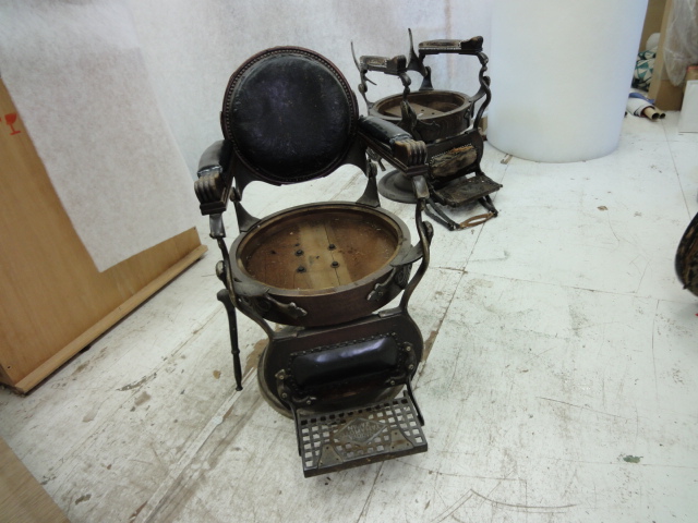 alt="昭和戦前の「ハイドリック理容椅子」"