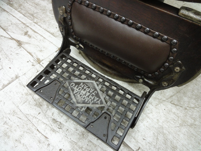 alt="昭和戦前の「ハイドリック理容椅子」"