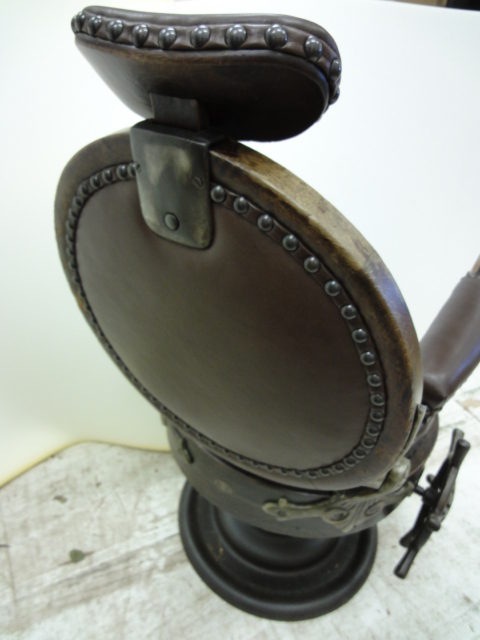 alt="昭和戦前の「ハイドリック理容椅子」"