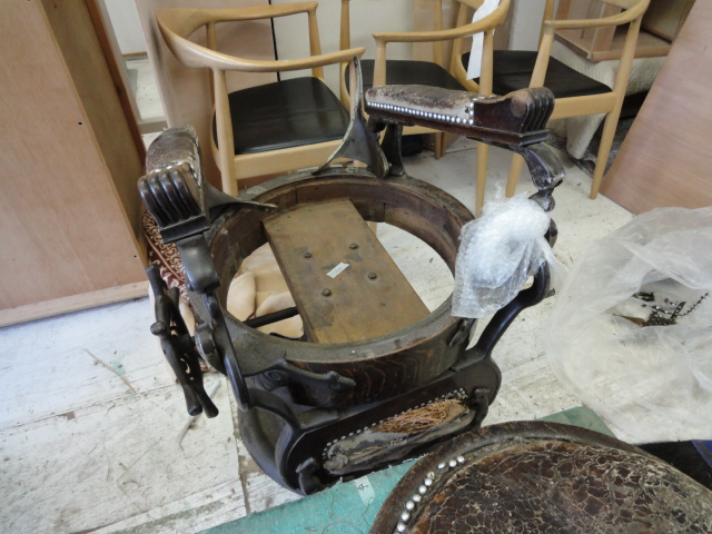 alt="昭和戦前の「ハイドリック理容椅子」"