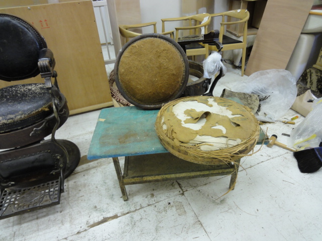 alt="昭和戦前の「ハイドリック理容椅子」"