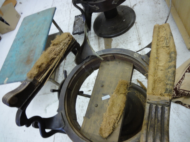 alt="昭和戦前の「ハイドリック理容椅子」"