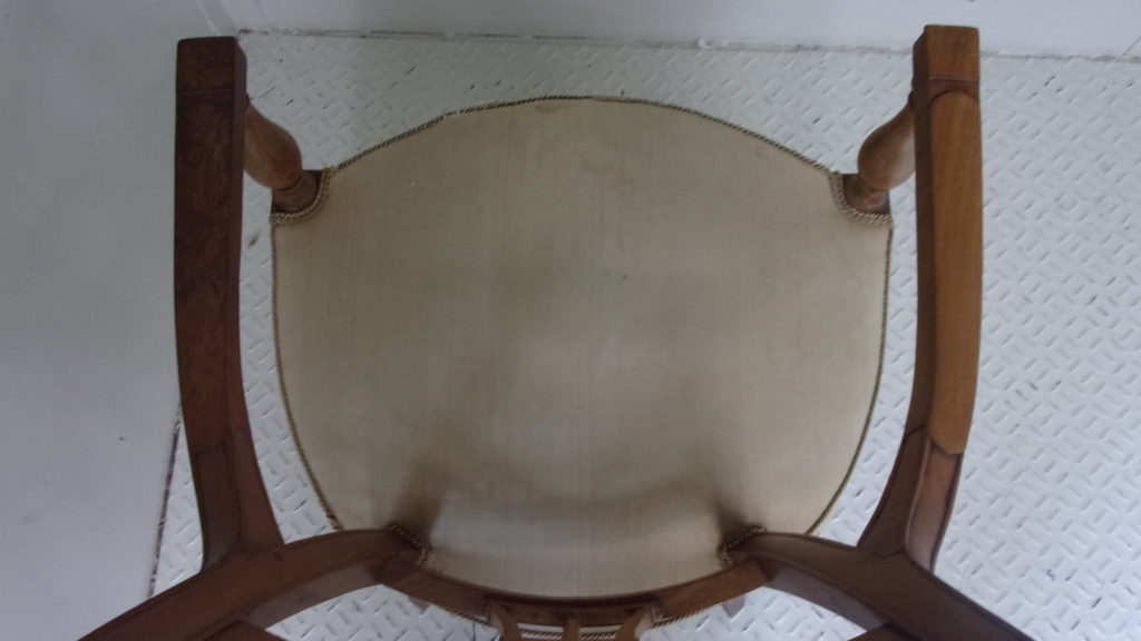 alt="古典的な技術を使用した木のデザイン椅子の張替え "