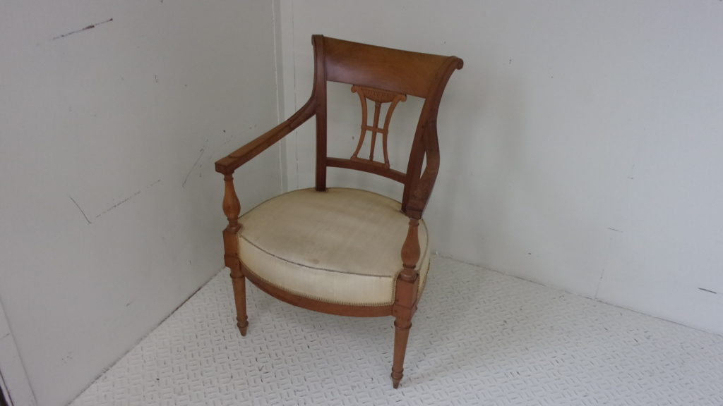 alt="古典的な技術を使用した木のデザイン椅子の張替え "