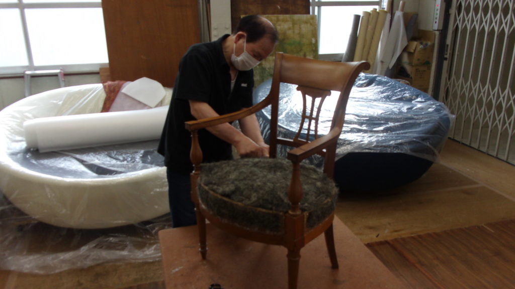 alt="古典的な技術を使用した木のデザイン椅子の張替え "