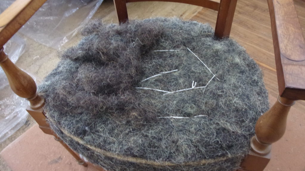 alt="古典的な技術を使用した木のデザイン椅子の張替え "