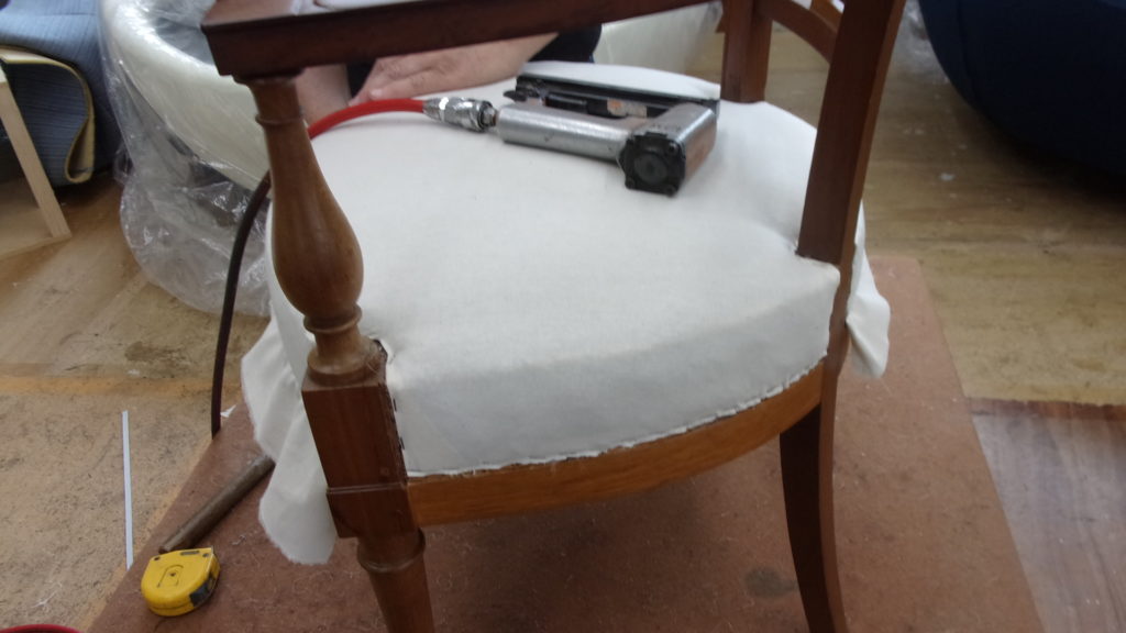 alt="古典的な技術を使用した木のデザイン椅子の張替え "