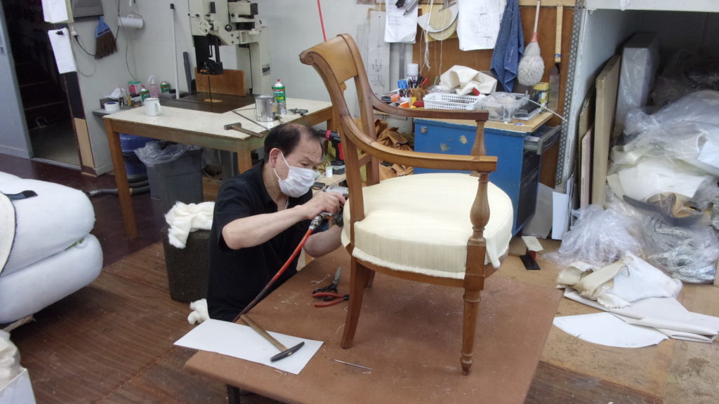 alt="古典的な技術を使用した木のデザイン椅子の張替え "