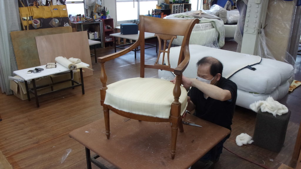 alt="古典的な技術を使用した木のデザイン椅子の張替え "