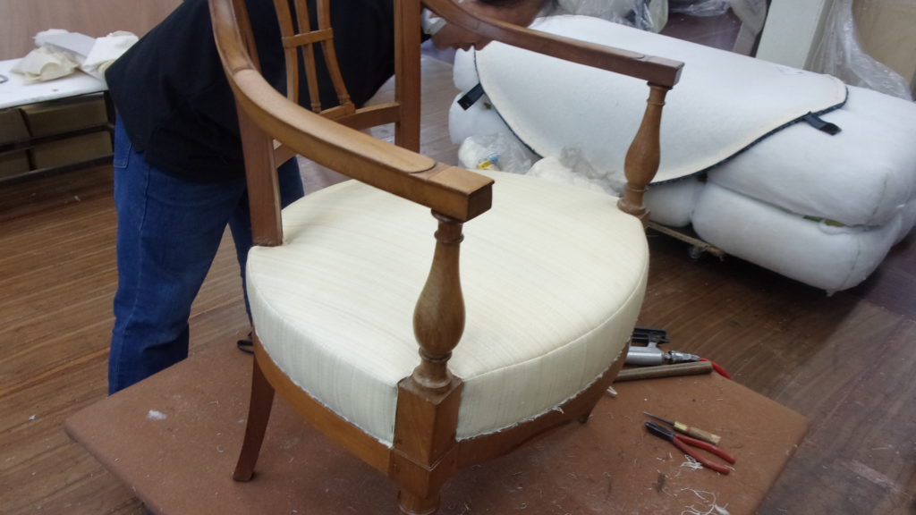 alt="古典的な技術を使用した木のデザイン椅子の張替え "