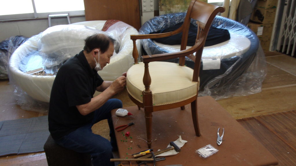 alt="古典的な技術を使用した木のデザイン椅子の張替え "