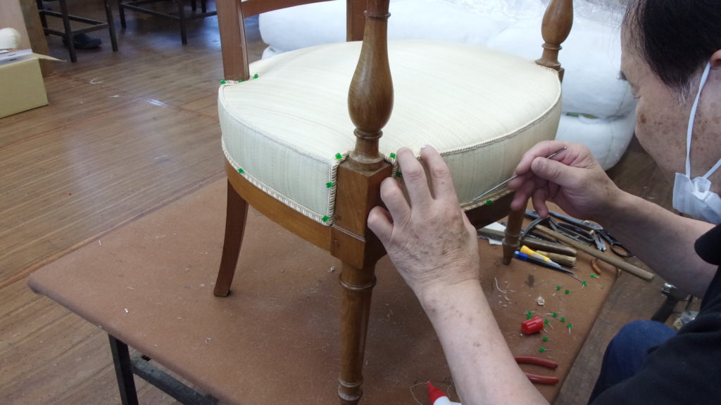 alt="古典的な技術を使用した木のデザイン椅子の張替え "